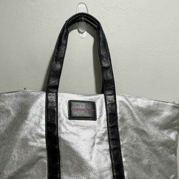 VICTORIA’S SECRET Weekender Tote Overnight Duffle Bag Luggage Silver - Picture 4 of 7